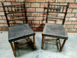 2 antieke houten stoelen met lederen zitting (1)